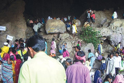 गोंड आदिवासियों की आस्था का केंद्र है  कछारगढ़ गुफा