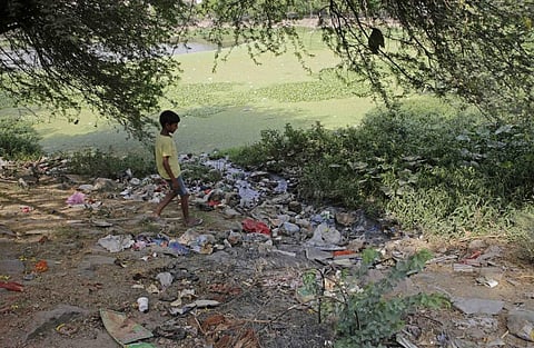 Municipal sewage drains, present along Shamsi talaab, collect sewerage from neighboring colonies. Credit: Vikas Choudhary /CSE