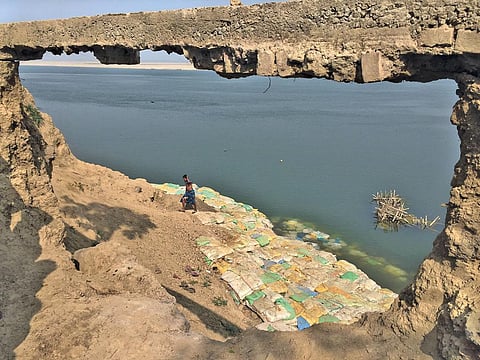 मुर्शीदाबाद में कटाव रोकने के उपाय जैसे गनी बैग और बांस के बने पॉर्क्युपायन 
विफल रहे हैं। चूंकि बैराज से मुर्शीदाबाद में छोड़े गए पानी में गाद बहुत कम है, इसकी कटाव क्षमता अधिक है (आरती कुमार-राव)