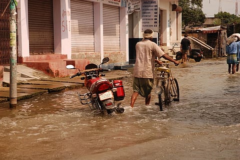 The overflowing water inundated areas in NTPC Township and civil areas. Credit: Agnimirh Basu / CSE