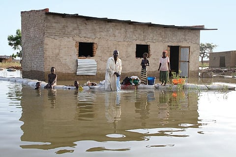 2012 में चाड में आई बाढ़ का दृश्य। चारी और लोगोन नदियों के जलस्तर में बढ़ोतरी के कारण पानी ने कई इलाकों को अपनी जद में ले लिया (पियरे पेरोन / ओसीएचए)
