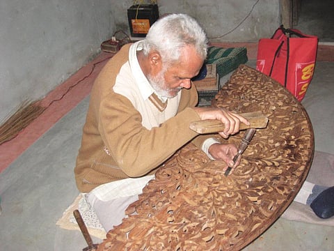 Artisans prefer sheesham or North Indian Rosewood, for carved wood work because of its fine finish (Courtesy: twoworldsmeet.wordpress.com)
