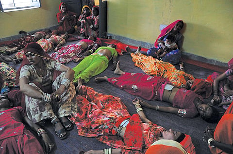 अस्पतालकर्मियों  की कमी और चिकित्सकों पर काम के अत्यधिक भार के कारण ऑपरेशन के बाद मरीजों की उचित देखभाल नहीं हो पाती है (सायंतनी पालचौधुरी / सीएसई)