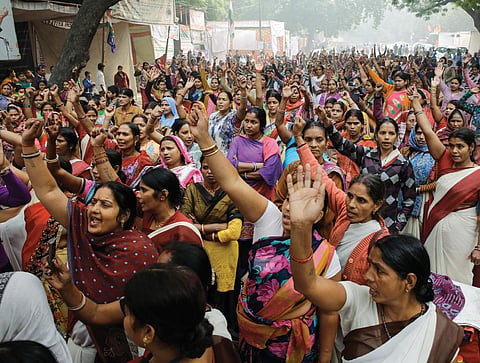 ASHAs protest 
at Jantar Mantar in New Delhi 
on December 6, 2016 for fixed salary and pension (Photo: Vikas Choudhary)
