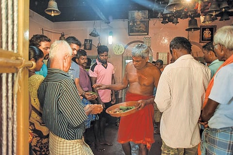 Devotees partake of
prasad at Bobburulingeshwara
shrine.
The temple is
situated on an island
in the middle of the
critical Aghanashini
estuary where the
Tadadi port is
being planned