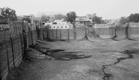 जोधपुर का विशाल जलाशय बाईजी का तालाब महाराजा मान सिंह की बेटी ने 1877 में बनवाया था। 1955 तक इसका पानी पीने के काम आता था, पर अब इसे बेकार छोड़ दिया गया है (फोटो: अनिल अग्रवाल)