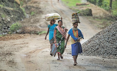 Bonda women have to walk for almost
30 km each day down the hills to sell
their forest produce (Photographs By Vikas Choudhary)