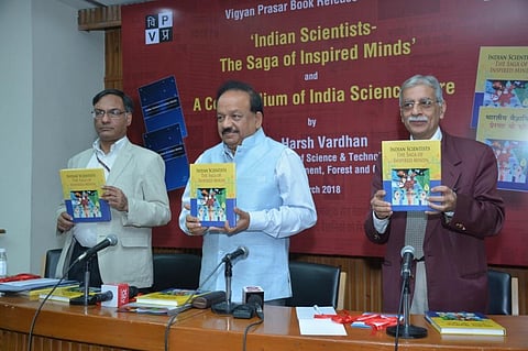 ‘इंडियन साइंटिस्ट्स- द सागा ऑफ इंस्पायर्ड माइंड्स’ पुस्तक का लोकार्पण करते हुए प्रो. आशुतोष शर्मा, डॉ हर्षवर्धन और श्री चंदरमोहन 