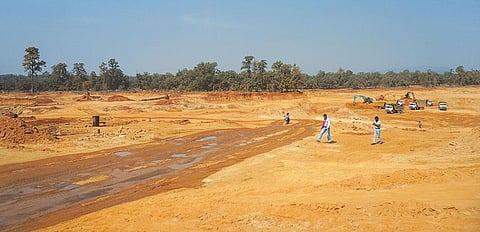 ग्रामीणों का आरोप है कि टीआरएन एनर्जी छत्तीसगढ़ के कटांगडीह गांव में उच्च न्यायालय के स्थगन आदेश के बावजूद ऐश पिट साइट पर निर्माण करा रही है (फोटो : ईशान कुकरेती / सीएसई)