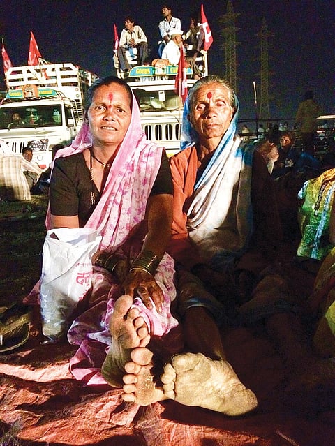 पारोबाई शंकर पवार (बाएं) और कलाबाई गुम्दे  (दाएं) नासिक के परमोरी गांव से चलकर मुंबई पहुंचीं ताकि सरकार से उस जमीन का मालिकाना हक मांग सकें जिस पर वह बरसों से जुताई कर रही हैं   (फोटो: निधि जम्वाल)