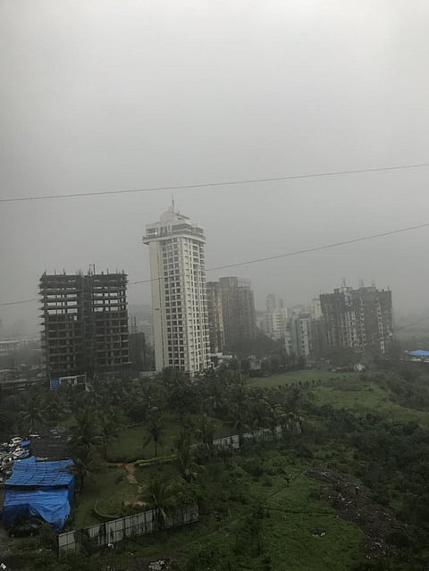 Heavily overcast skies in Mumbai         Credit: Nidhi Jamwal/Twitter