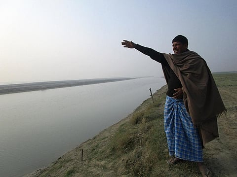 Lal Singh Yadav, a resident of Naika tola fears that soon Ganga ji (Gandak is referred to as Ganga by the local villagers) will wash them away. Credit: Nidhi Jamwal