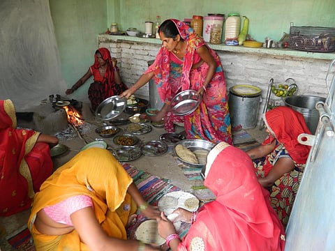 स्‍थानीय खान-पान के जरिए बच्‍चों में कुपोषण को दूर करने का एक प्रयोग किया जा रहा है