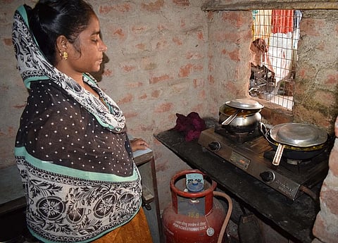 Swalia cooks using LPG cylinder at her home in Bhubaneswar. Credit: Priya Ranjan Sahu