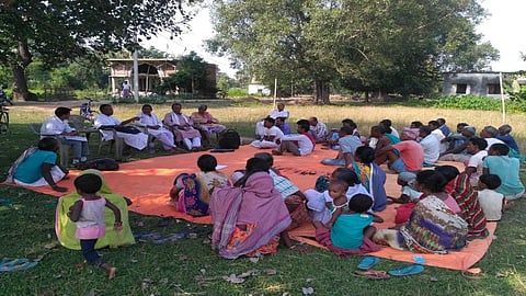 The team, comprising four members from the Jharkhand Janadhikar Mahasabha (JJM) and three other organisations, discuss the issue with locals. Credit: Vivek Kumar Gupta