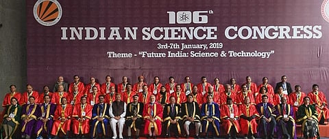 Prime Minister Narendra Modi (in the centre, in red) in a group photograph at the 106th session of the Indian Science Congress at Jalandhar in Punjab. Credit: Press Information Bureau