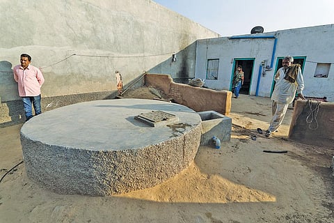 चिड़ावा पंचायत समिति क्षेत्र के जखोड़ा गांव में 
एक घर में बना टांका (फोटो: विकास चौधरी / सीएसई ) 
