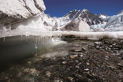 नेपाल के खुम्बू में पिघलते हुए ग्लेशियर (फोटो : एलेक्स ट्रीडवे, आईसीआईएमओडी)