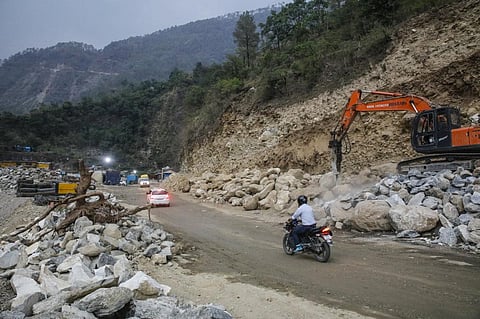 ऋषिकेश के पास मुनि की रेती में जारी सड़क निर्माण कार्य। Credit: Vikas choudhary 