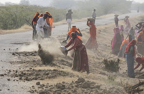 मॉनसून में कमी के चलते ग्रामीण इलाकों में बढ़ी मनरेगा के तहत काम की मांग