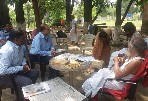 गंगा के लिए अनशनरत ब्रह्मचारी आत्मबोधानंद से मुलाकात करते नेशनल मिशन फॉर क्लीन गंगा (एनएमसीजी) के महानिदेशक राजीव रंजन मिश्रा । Photo : Varsha Singh 
