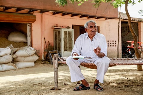 जौन्ती गांव के किसान साहब सिंह का कहना है कि बिजली के बिल किसानों को चूस रहे हैं। फोटो : मिदुन विजयन 