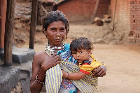 A Kond woman carrying her daughter in Durukhal village, Odisha. Photo: Abhijit Mohanty