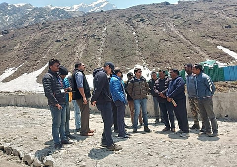 केदारपुरी में पुनर्निर्माण कार्यों का निरीक्षण करते मुख्य सचिव। फोटो: वर्षा सिंह 