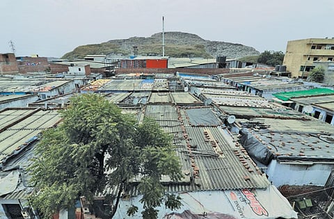 कचरे के पहाड़ के साथ लगा गांव पिराना 
