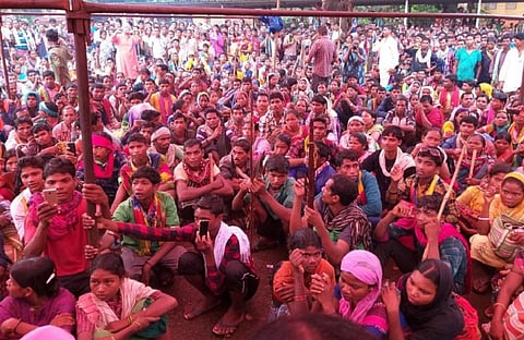 छतीसगढ़, बस्तर में अदानी समूह को खदान लीज पर दिए जाने के विरोध में धरना देते आदिवासी। फोटो: पुरुषोत्तम सिंह ठाकुर 
