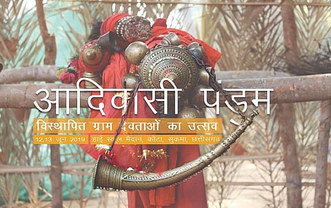 घर वापिसी से पहले आदिवासी कर रहे हैं कुलदेवता की पूजा 