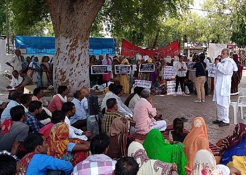 अधिग्रहित जमीन वापस लेने की मांग को लेकर किसान और आदिवासियों ने भोपाल में धरना प्रदर्शन किया। फोटो: मनीष चंद्र मिश्रा 