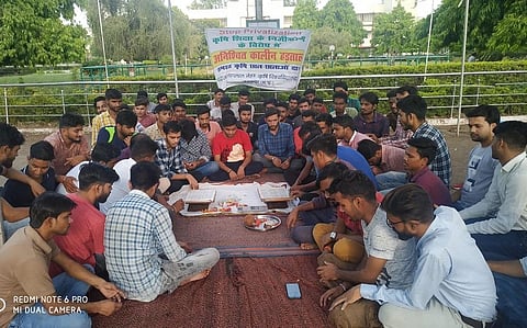 निजी कृषि कॉलेजों के खिलाफ आंदोलनरत सरकारी कॉलेजों के छात्र। फोटो: मनीष चंद्र मिश्रा 