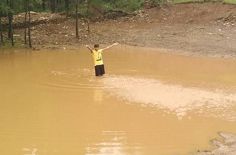 उत्तराखंड के पौड़ी जिले में गांव वालों के बनाये खाल-चाल में जमा पानी। फोटो: सुधीर सुन्द्रियाल 