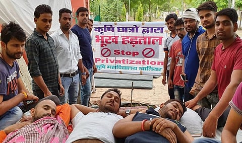 मध्यप्रदेश के 14 कृषि कॉलेज के विद्यार्थी आंदोलन और अनशन पर बैठे हैं। फोटो: मनीष चंद्र मिश्रा 