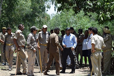 नेपाल से आए हाथियों को पकड़ने के लिए तैनात वन विभाग के अधिकारी व कर्मचारी। फोटो: ज्योति पांडे 
