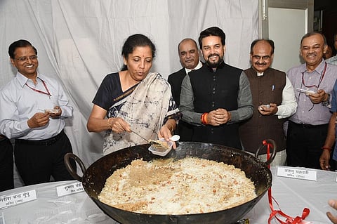 केंद्रीय वित्त मंत्री निर्मला सीतारमण बजट 2019 की तैयारियों से पहले हलवा सेरेमनी का उद्घाटन करती हुई। फोटो: पीआईबी 