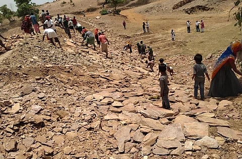 मध्य प्रदेश के झाबुआ जिले में गर्मी में श्रमदान की मदद से स्टॉप डैम का निर्माण किया गया। फोटो: मनीष चंद्र मिश्रा 