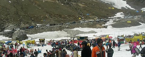 Tourists and vehicles at Rohtang Pass. Photo: Wikimedia Commons