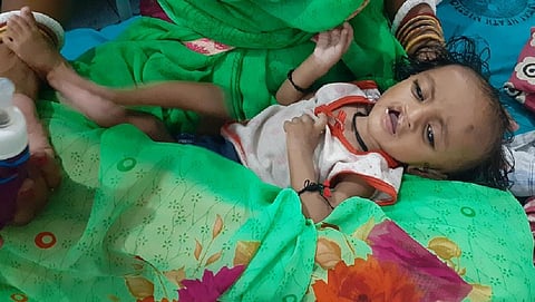 मुजफ्फरपुर के सदर अस्पताल परिसर में बने बीस बेड वाले पोषण पुनर्वास केंद्र में भर्ती बच्चा। फोटो: पुष्य मित्र 