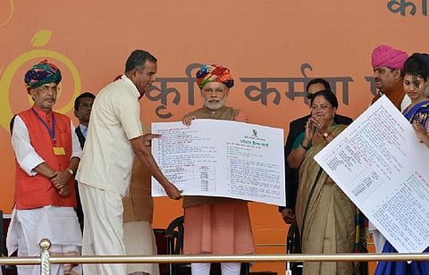 प्रधानमंत्री नरेंद्र मोदी ने 15 फरवरी 2015 को सॉयल हेल्थ कार्ड लॉन्च किया था। फाइल फोटो साभार: pmindia.gov.in 