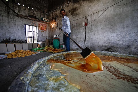 उत्तर प्रदेश के बागपत जिले में अमीनगर सराय  स्थित कोल्हू में किसानों के गन्ने की पेराई  के बाद रस  से गुड़  बनाने की तैयारी (विकास चौधरी)