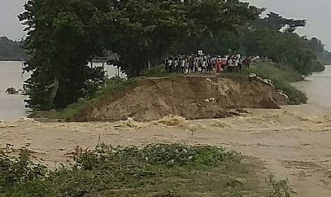 बिहार, मधुबनी के नरुआर गांव में तटबंध टूट गया, जिससे हजारों की आबादी बाढ़ से घिर गयी। फोटो: पुष्यमित्र 