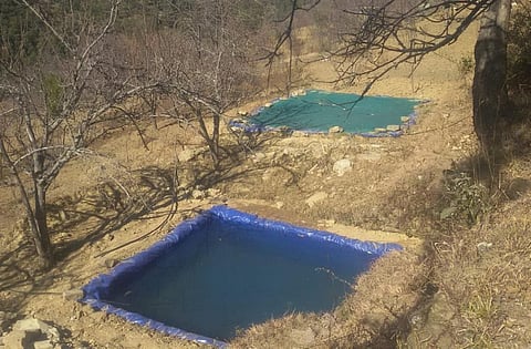 उत्तराखंड के नैनीताल जिले के रामगढ़ और धारी विकासखंडों में इस तरह के गड्ढे बना कर पानी बचाया जा रहा है। फोटो: त्रिलोचन भट्ट 