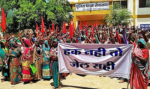 आदिवासी थाने का घेराव कर वन विभाग के कर्मचारियों की गिरफ्तारी की मांग कर रहे हैं। फोटो: मनीष चंद्र मिश्रा 