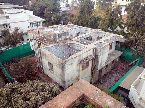 अहमदाबाद में एक इमारत को तोड़ने का काम चल रहा है।  इस शहर ने तोड़फोड़ से निकले मलबे के पुनर्चक्रण के लिए संयंत्र स्थापित कर लिया है  (अविकल सोमवंशी/ सीएसई)