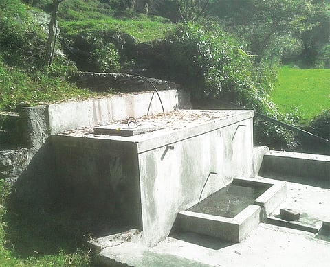 The main Bohal
spring collection
tank. A concrete
chamber that has
an outlet for water
to be collected by
villagers was built
by the Palampur
Municipal Council (Photo: Ashish Dash / CSE)