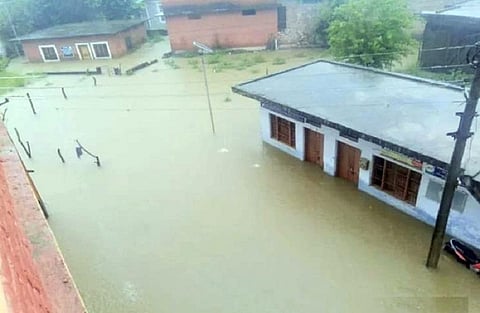 हिमाचल प्रदेश के कांगड़ा में बारिश से घरों में घुसा पानी। फोटो: वर्षा सिंह 