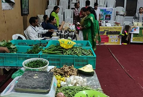 अनंत मंडी में किसान सब्जी, फल, अनाज और स्थानीय शिल्प के सामान भी लाते हैं। फोटो: मनीष चंद्र मिश्रा 