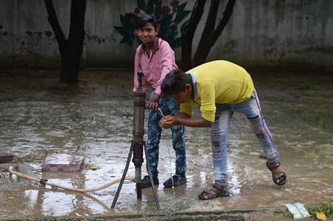 आगरा के राजकीय स्कूल में बारिश के पानी को टैंक में रखा जाता है, जिसका इस्तेमाल साल भर किया जाता है। फोटो: प्रदीप श्रीवास्तव 